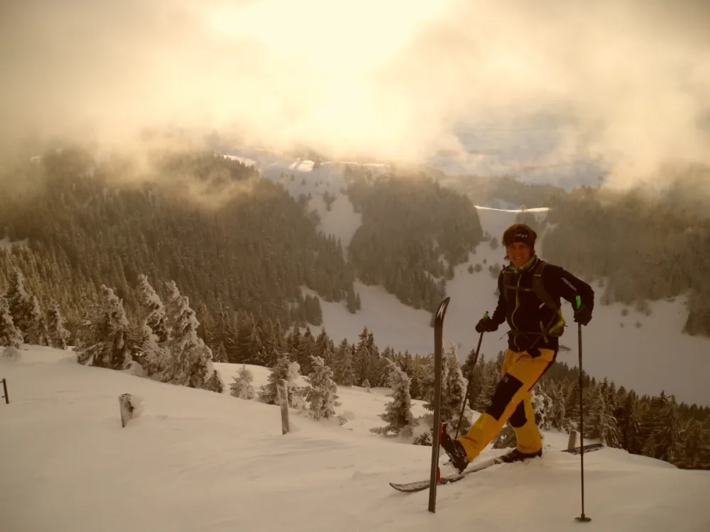 Sortie en ski de randonnée nordique dans un paysage enneigé